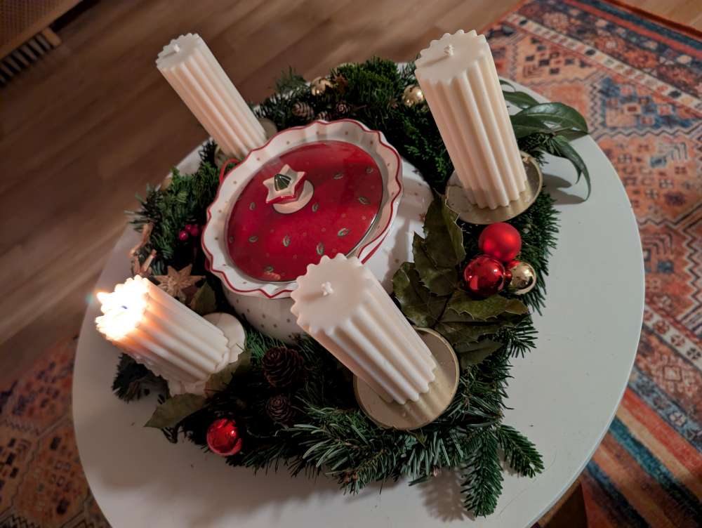 Kunden dekorieren, Adventsdekoration mit Teller und Rillenkerzen aus Rapswachs Adventsdekoration mit Teller und Rillenkerzen aus Rapswachs